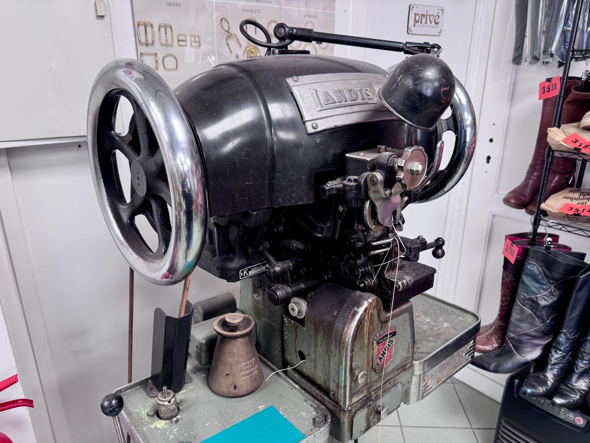 Machine de couture Landis vintage en service à l'atelier