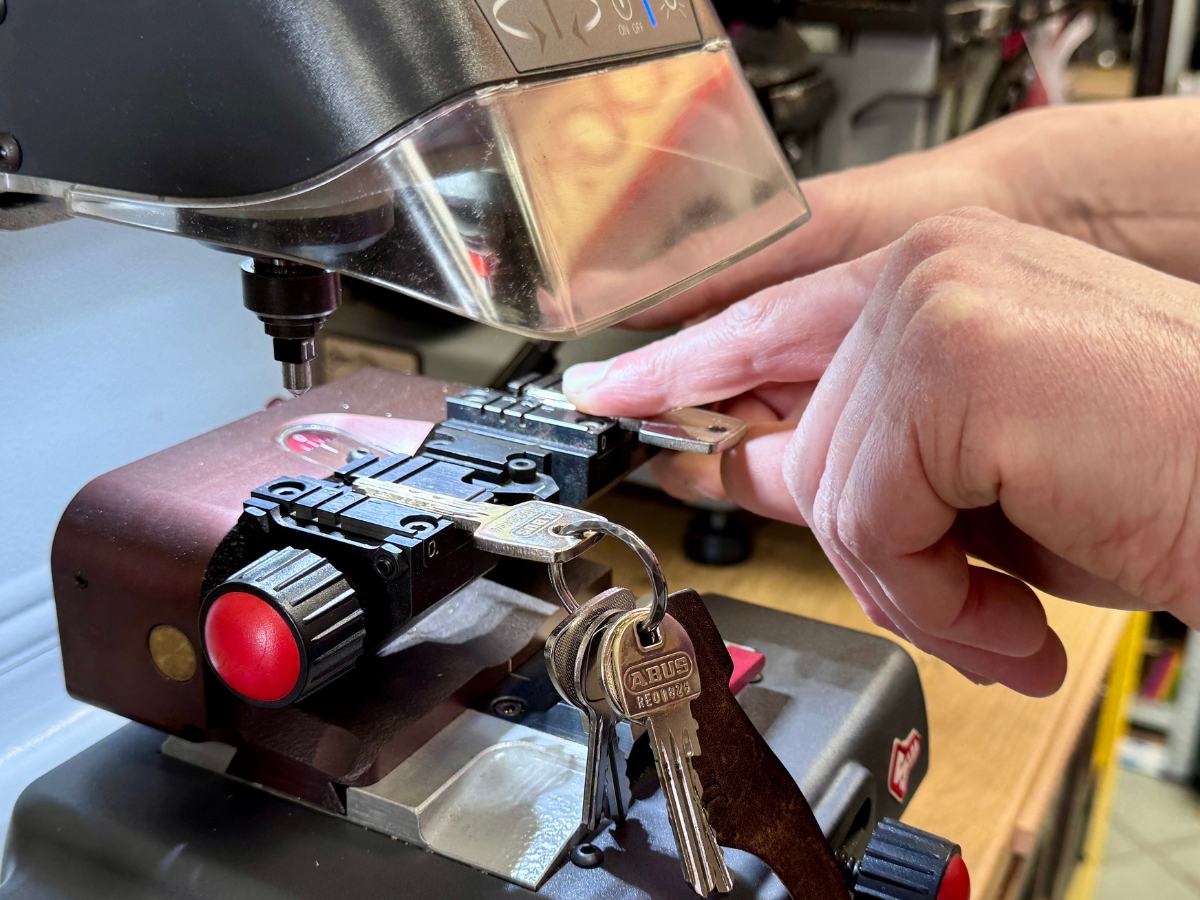Machine de copie de clés en cours d'utilisation à La Botte Secrète, Vernon